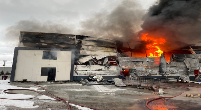 Sakarya’da geri dönüşüm fabrikasında çıkan yangın söndürülmeye çalışılıyor