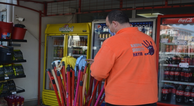 Ayvalık’ta market çalışanları giysileriyle kadına yönelik şiddete dikkati çekiyor