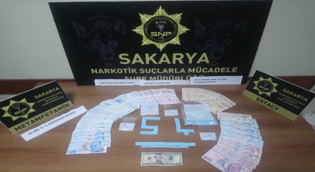 Sakarya’da yakalanacaklarını anlayan şüpheliler uyuşturucuyu araçtan yola attı