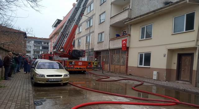 Bursa’da çatı katında çıkan ve bir alt kata sıçrayan yangın söndürüldü
