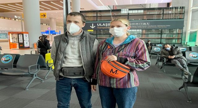 Ukraynalı ve Rus yolcuların İstanbul havalimanlarında bekleyişi sürüyor