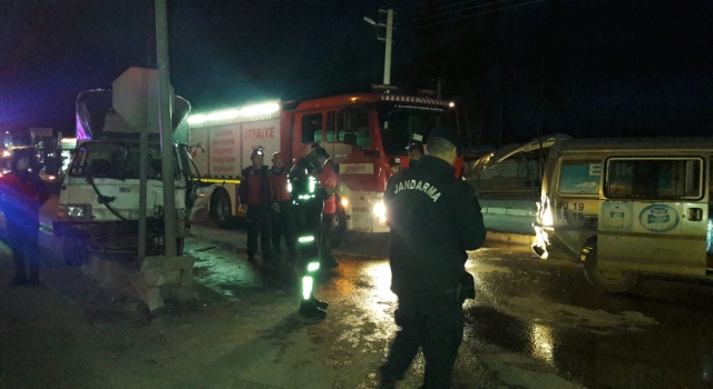 Balıkesir’de kazada araçta sıkışan sürücüyü itfaiye ekipleri kurtardı