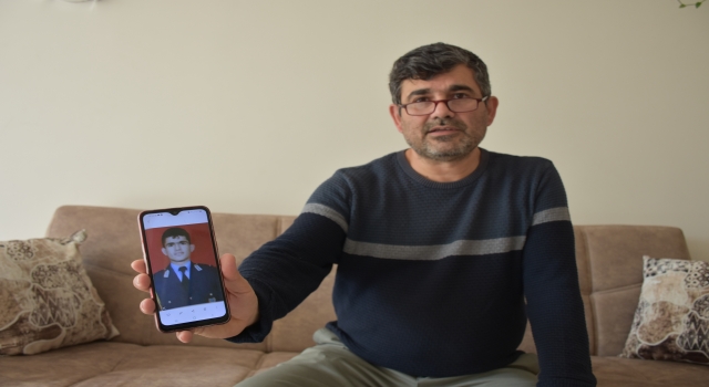 Askeri okuldan atılan öğretmen, üniformasıyla yarım kalan hikayesine üzülüyor