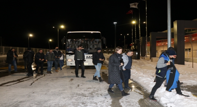 Ukrayna’dan tahliye edilenlerin Türkiye’ye girişleri sürüyor 