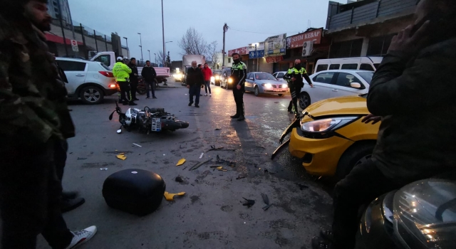 Kocaeli’de taksiyle çarpışan motosikletin sürücüsü yaralandı