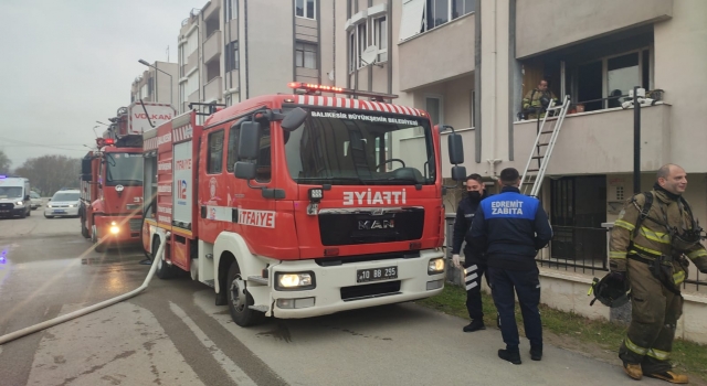 Balıkesir’de apartmanda çıkan yangında mahsur kalanları itfaiye kurtardı