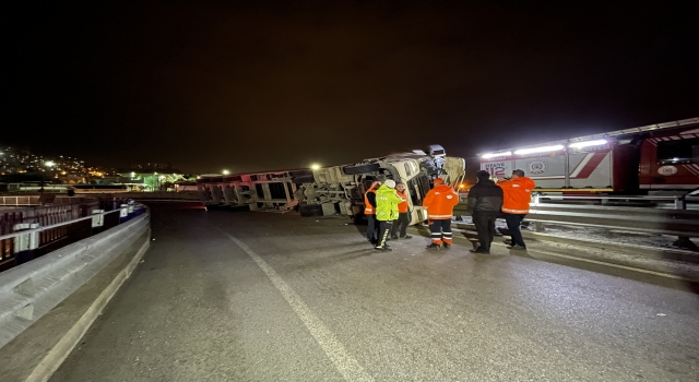 Kocaeli’de devrilen tırın sürücüsü yaralandı
