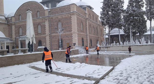 Balıkesir Büyükşehir Belediyesi 214 araçla karla mücadele ediyor