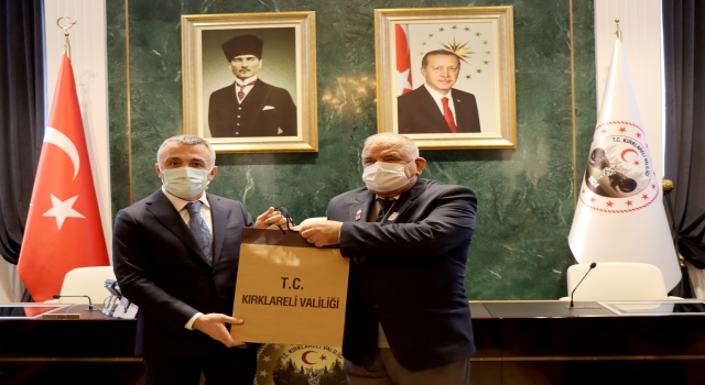 Kırklareli Valisi Bilgin gazilere tören kıyafeti verdi
