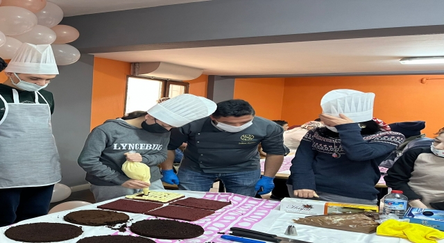 Hendek’te özel öğrenciler, pasta yapmayı ustasından öğrendi