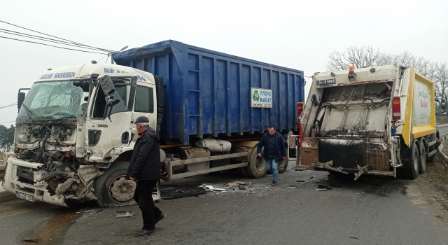 İstanbul’da çarpışan iki kamyonun sürücüleri yaralandı