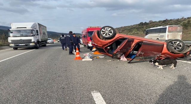 Balıkesir’de devrilen otomobilde 2 kişi yaralandı