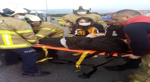Balıkesir’de hafif ticari araç devrildi, 2 kişi yaralandı 