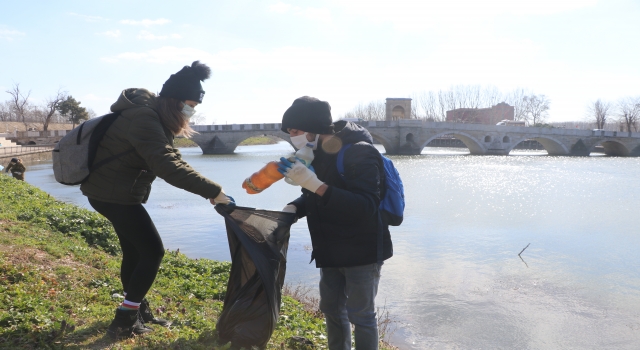Edirne’de öğrenciler Meriç ve Tunca nehirlerinin çevresini temizledi