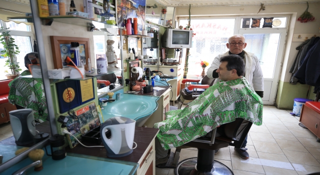 Çocukken başladığı berberlikte 60 yılı geride bıraktı