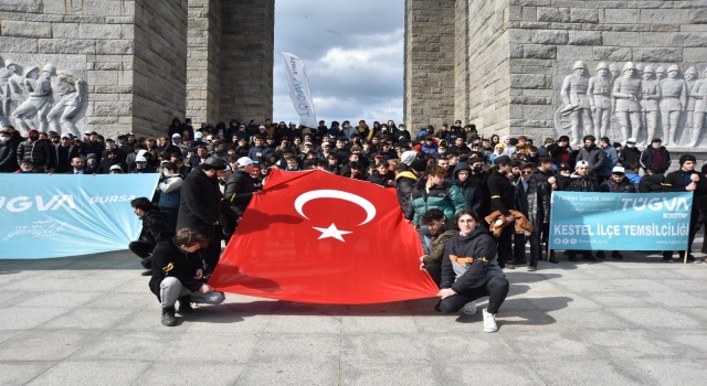 Bursa’dan Çanakkale’ye giden lise öğrencileri şehitlikleri gezdi