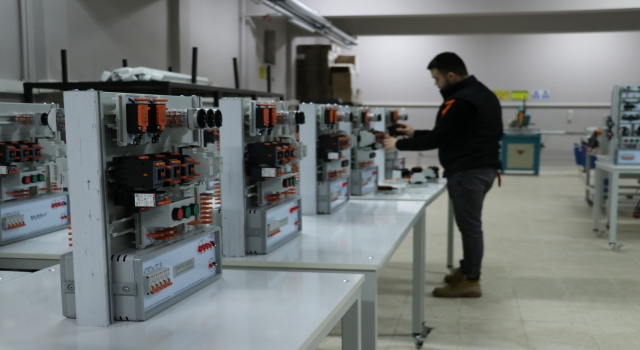 Meslek lisesinde üretilen elektrik elektronik deney seti Romanya’ya satılacak