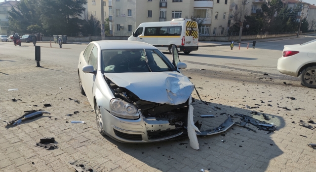 İnegöl’de çarpışan iki otomobilin sürücüleri yaralandı