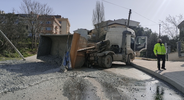 Kocaeli’de kamyonun devrilen damperinden yola dökülen harç ulaşımı aksattı