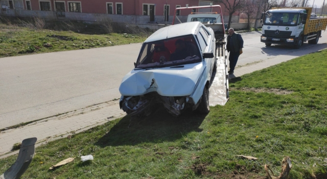 İnegöl’de ağaca çarpan otomobilin sürücüsü yaralandı