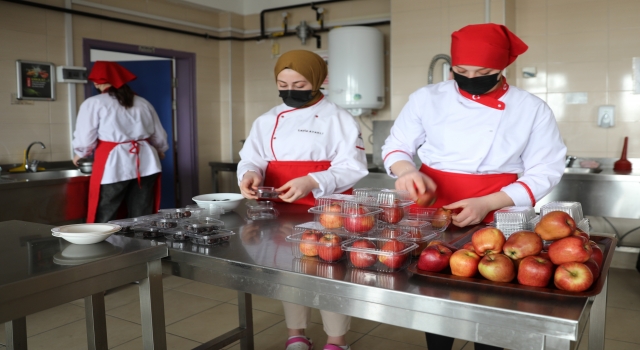 Gönüllü öğrenciler okulun mutfağında ihtiyaç sahiplerine iftar için yemek pişiriyor