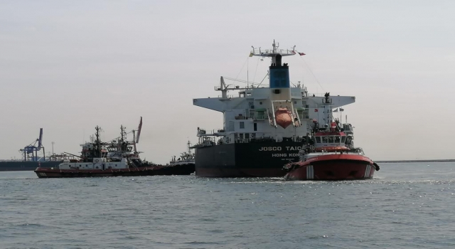 GÜNCELLEME 3 Haydarpaşa Limanı’nda karaya oturan yük gemisi kurtarılarak Ahırkapı’ya demirletildi