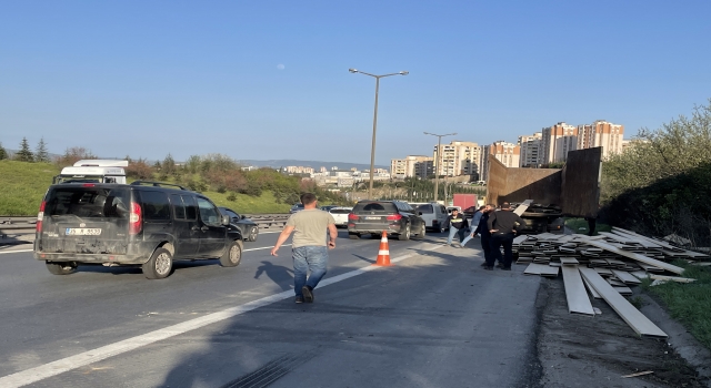 Kocaeli’de iki kişinin yaralandığı kaza Anadolu Otoyolu’nda ulaşımı aksattı