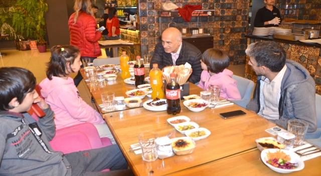 Karamürsel’de yetim çocuklara iftar verildi