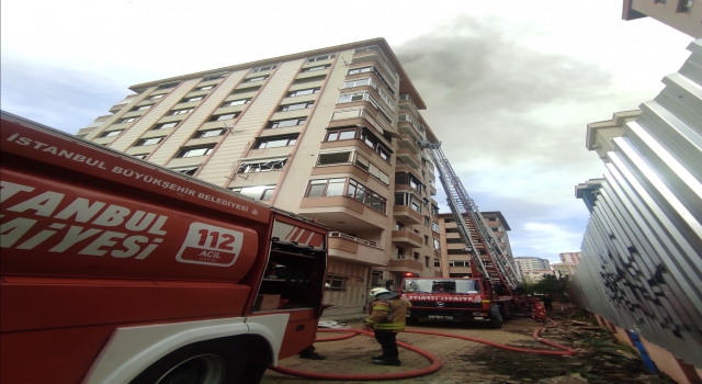 Kadıköy’de 10 katlı boş binanın çatısındaki yangın söndürüldü