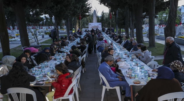 Edirnekapı Şehitliğinde iftar programı düzenlendi