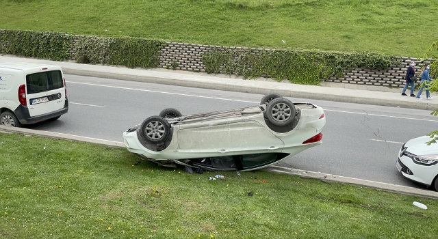 Başakşehir’de ters dönen otomobildeki iki kişi yaralandı