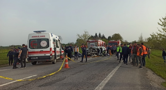 Kocaeli’de iki otomobilin çarpıştığı kazada 2 kişi öldü, 1 kişi yaralandı