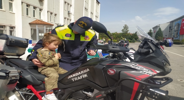 Jandarma ekipleri, çocukların bayramını kutladı