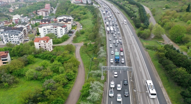 Anadolu Otoyolu’nun Kocaeli kesiminde akıcı bayram trafiği yoğunluğu yaşanıyor