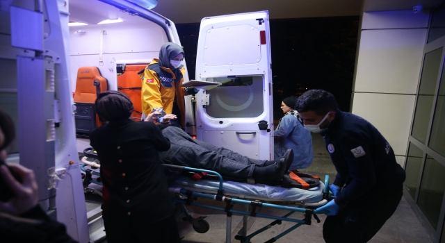 Kocaeli’de bariyere çarpan hafif ticari araçta sürücü ile eşi yaralandı