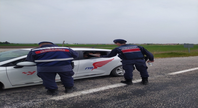 Manyas ilçesinde jandarma ekipleri yol kontrollerini sürdürüyor