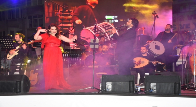 Yonca Lodi ve Serkan Çağrı ”Hıdırellez ve Dallık Şenlikleri”nde konser verdi