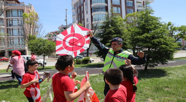 Edirne’de öğrenciler, polis ve jandarma ile uçurtma uçurdu