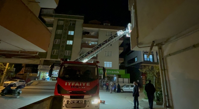 Kocaeli’de ağaçta mahsur kalan kediyi itfaiye kurtardı