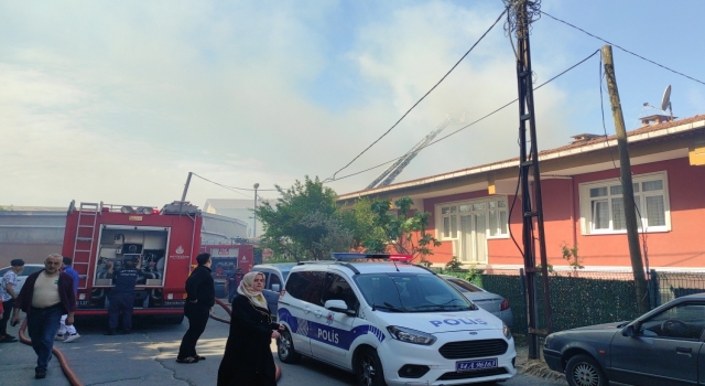 Ümraniye’de bir binanın çatı katında çıkan yangın söndürüldü