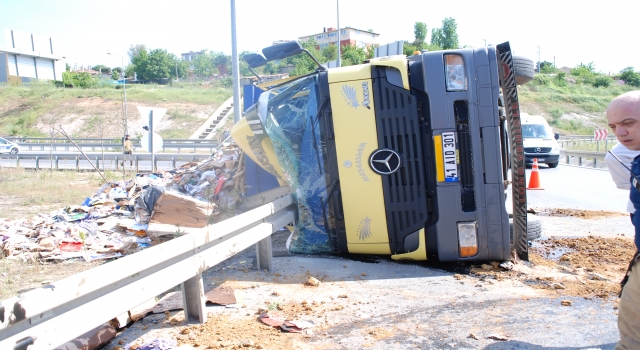 Sultanbeyli’de devrilen atık kağıt yüklü kamyonun sürücüsü yaralandı