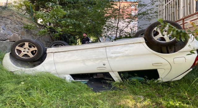 Sürücünün fren yerine gaza bastığı otomobil sitenin bahçesine düştü 
