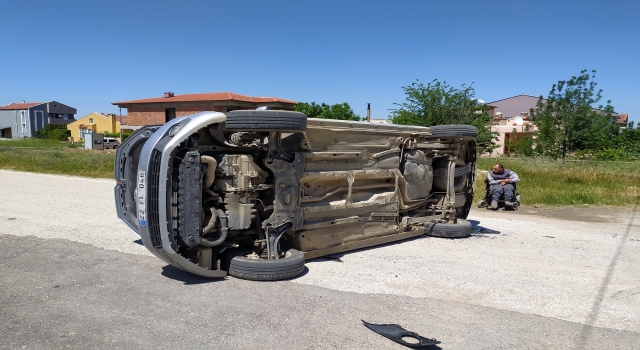 Keşan’da otomobil ile hafif ticari aracın çarpışması sonucu 2 kişi yaralandı 