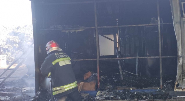 Yalova’da tek katlı ev yangında kullanılamaz hale geldi