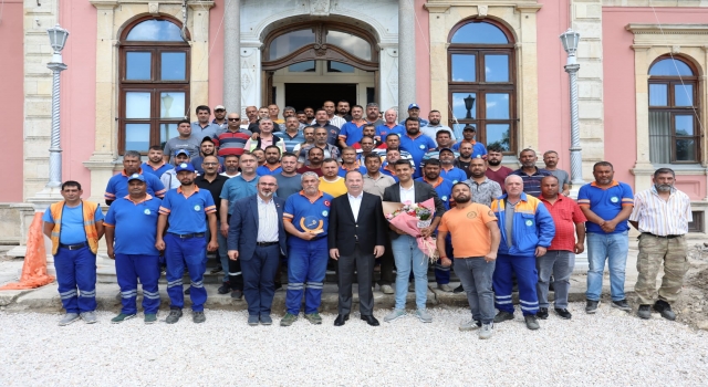 ”En Roman Dostu Belediye Başkanı” ödülü alan Gürkan, Roman çalışanlarınca çiçekle karşılandı