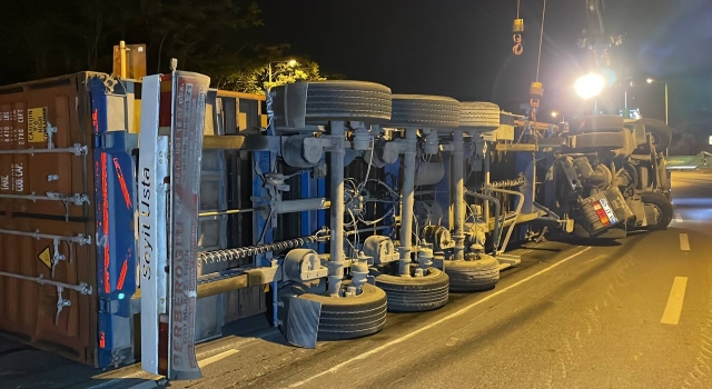 Bakırköy’de alt geçide takılan tır devrildi