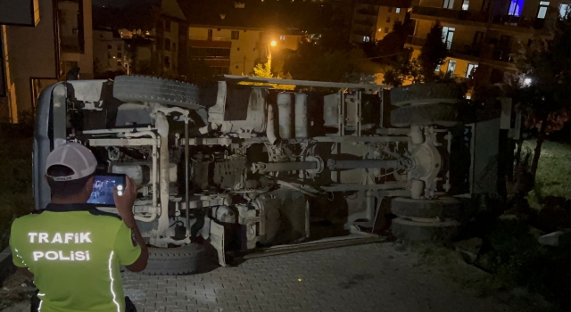 Kocaeli’de kayan çöp kamyonu devrildi