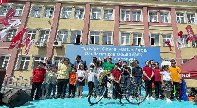 Beyoğlu’nda en çok atık toplayan öğrenciler törenle ödüllendirildi