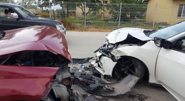 Sakarya’da iki otomobilin çarpışması sonucu 5 kişi yaralandı