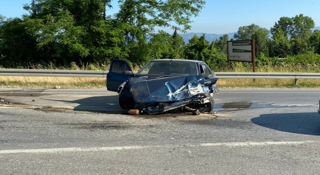 Sakarya’da iki otomobilin çarpıştığı kazada 1 kişi yaralandı